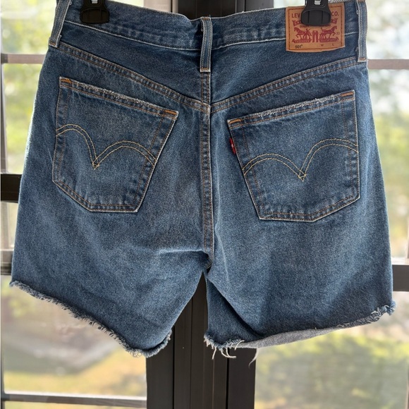 Levi’s Women’s 501® Original Fit High‑Rise Denim Shorts W28 Button Fly Frayed - Picture 2 of 4